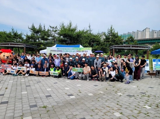 산학관민이 함께하는 탄소중립 ESG실천 기흥호수 줍킹 행사